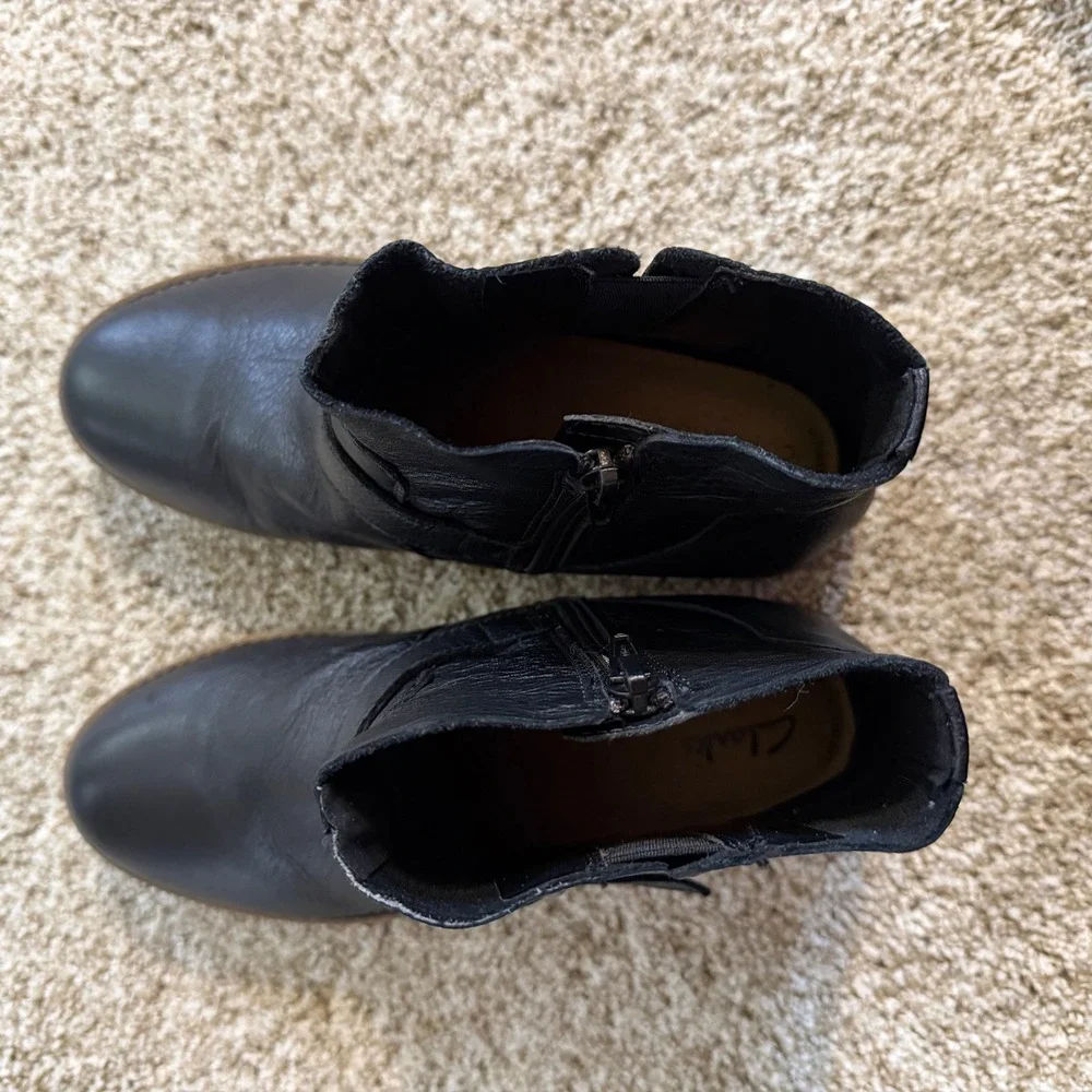 Clarks Collection Black Leather Moto Ankle Boots Ultimate Comfort Buckle Zip 8‎